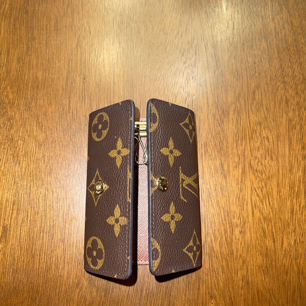 Louis Vuitton 6 Key Holder- Like New